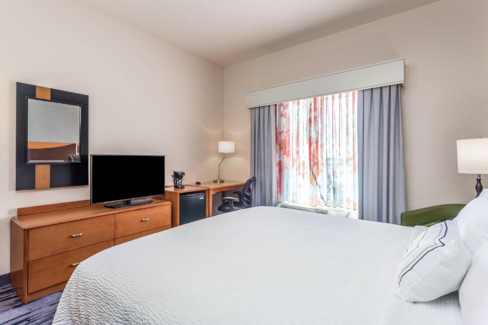 King Room with Roll-In Shower - Mobility Access/Communication Assistance interior